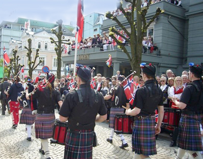 Bergen-Pipes-and-Drums-2c